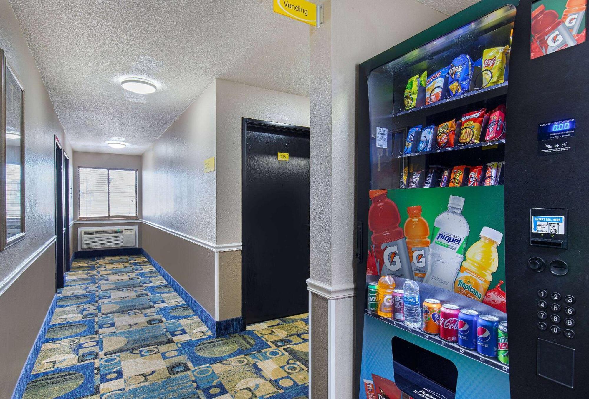 Super 8 By Wyndham Somerset Exterior foto